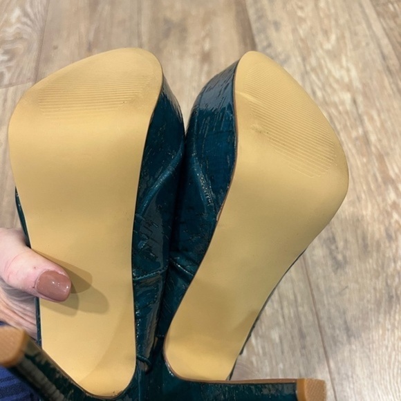 Tallulah Blu Sexy Teal Textured Round Toe Pumps - Picture 10 of 15